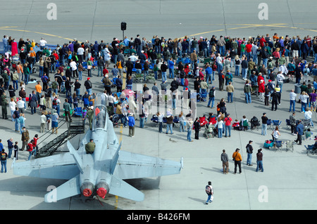 Sommaire des spectateurs et jet de combat F-18 Hornet sur le bitume, Anchorage air show, la base aérienne Elmendorf, en Alaska, USA Banque D'Images