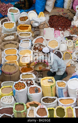 Regardant vers le bas sur le marché indien des sacs de décrochage / épices indiennes produisent. Puttaparthi, Andhra Pradesh, Inde Banque D'Images