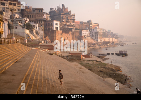 Matin sur les ghats dans la ville de Varanasi, en Inde. Banque D'Images