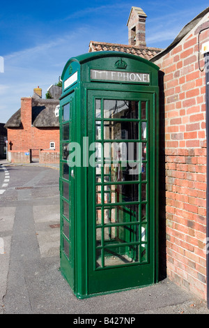 K6 téléphone vert kiosk in Okeford Fitzpaine soi-disant Dorset peint aux couleurs de l'Pitt-Rivers estate Banque D'Images