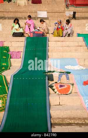 Les femmes hindoues indiennes saris à sec sur le Man Mandir Ghat de la ville de Varanasi, en Inde. Banque D'Images