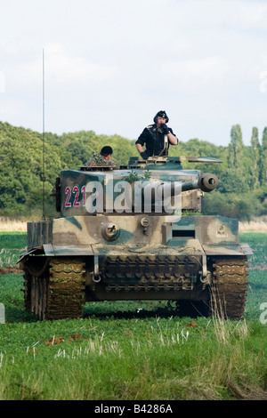 La Seconde Guerre mondiale char Tigre allemand traverse un champ de jeunes cultures dans une bataille Reconstitution faite à l'Aérodrome de Spanhoe, Northamptonshire Sept 2008 Banque D'Images