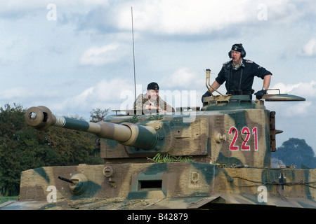 La Seconde Guerre mondiale char Tigre allemand traverse un champ de jeunes cultures dans une bataille Reconstitution faite à l'Aérodrome de Spanhoe, Northamptonshire Sept 2008 Banque D'Images