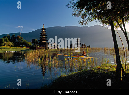 L'INDONÉSIE, Bali, le lac Bratan, Candikuning Temple - Parution du modèle Banque D'Images