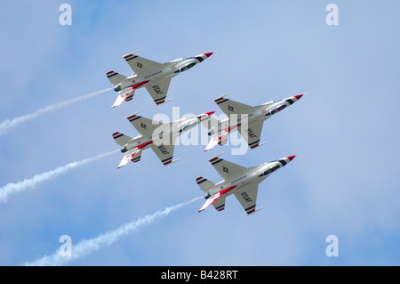 Avion de chasse F-16 de l'équipe de voltige des Thunderbirds en vol à Elmendorf Air Force Base Banque D'Images