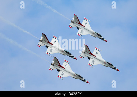 Avion de chasse F-16 de l'équipe de voltige des Thunderbirds en vol à Elmendorf Air Force Base Banque D'Images