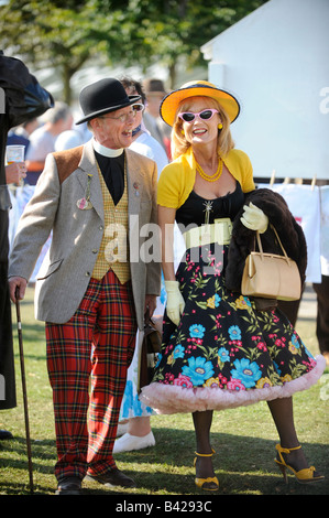 Goodwood Revival 2008 : un vicaire bénéficie d'un fou rire avec l'invité dans des tenue. Banque D'Images