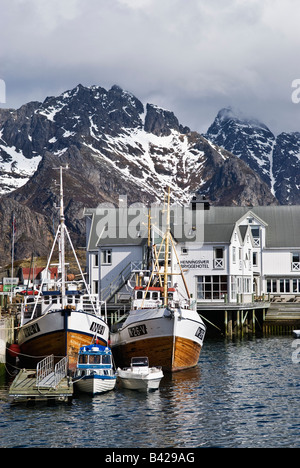 Bateaux de pêche au port de village de Henningsvær, îles Lofoten, Norvège Banque D'Images