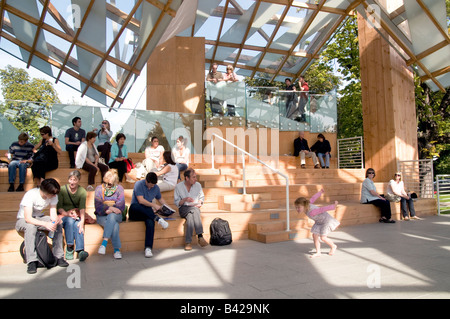 UK-visiteurs à la Serpentine Gallery Pavilion 2008 à Londres par le légendaire architecte Frank Gehry Photo par Julio Etchart Banque D'Images