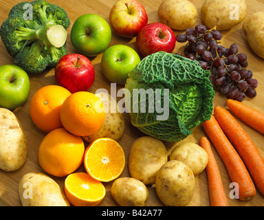 Sélection DE FRUITS FRAIS ET DE LÉGUMES AUX POMMES RAISINS ORANGES Carottes Pommes de terre et de chou BROCOLLI Banque D'Images