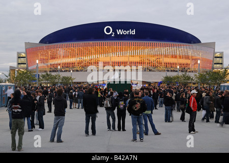 O2 World, les gens avant un concert commence. O2 Arena de the Anschutz Entertainment Group, Berlin Friedrichshain, Allemagne. Banque D'Images