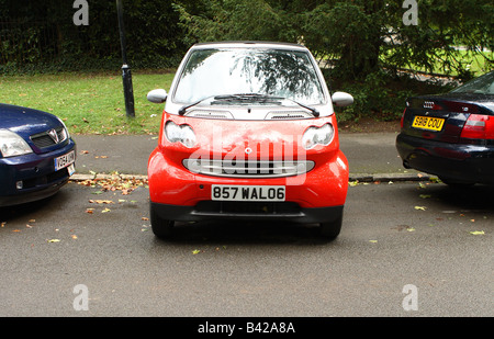 Smart FourTwo voiture décapotable garée perpendiculairement sur le côté dans un petit espace de stationnement véhicule serré à Bath en Angleterre Banque D'Images