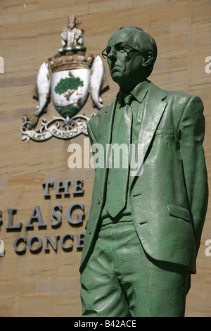 Ville de Glasgow, en Écosse. La statue sculptée Mackay Kenny d'Écosse pour la première fois, un Premier ministre Donald Dewar. Banque D'Images