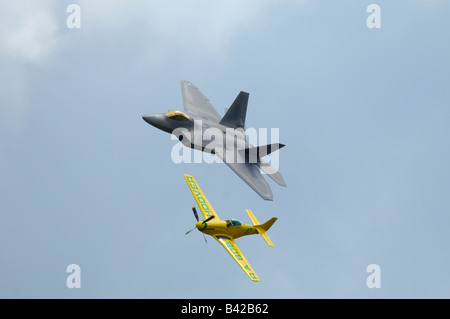 Vol du patrimoine avec F-22A Raptor et un P-51D Mustang - Arctic Thunder airshow 2008 - Anchorage - Alaska - USA Banque D'Images