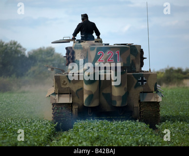 La Seconde Guerre mondiale char Tigre allemand traverse un champ de jeunes cultures dans une bataille Reconstitution faite à l'Aérodrome de Spanhoe, Northamptonshire Sept 2008 Banque D'Images