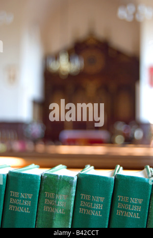 Des copies de la nouvelle english hymnal, un anglician hymnaire, dans une rangée à all hallows church, Twickenham, Angleterre Banque D'Images