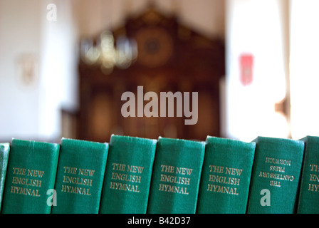 Des copies de la nouvelle english hymnal, un anglician hymnaire, dans une rangée à all hallows church, Twickenham, Angleterre Banque D'Images