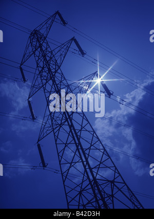 Les câbles d'électricité pylône et l'angle de vue adopté en soleil avec filtre bleu pour créer l'effet de lune froide Angleterre Essex UK Banque D'Images