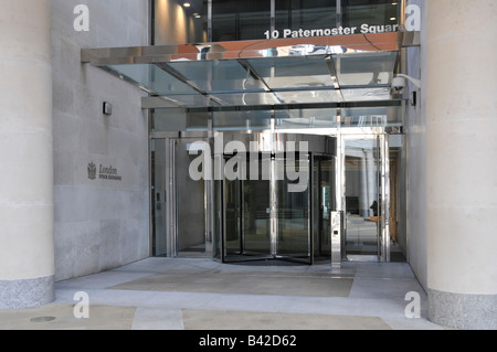 Gros plan de la verrière et des portes tournantes à l'entrée des locaux de l'entreprise à la Bourse de Londres Paternoster Square City de Londres Angleterre Royaume-Uni Banque D'Images