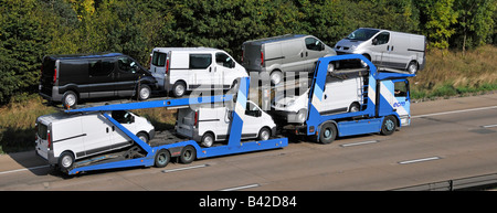 Autoroute M25 les nouveaux véhicules sur camion transporteur livraison Banque D'Images