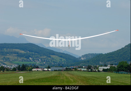 Un Duo Discus glider décollant en silence avec un treuil à l'aérodrome de Challes les Eaux - Savoie - France Banque D'Images