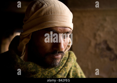 Le visage de l'une des Doms, un intouchable qui dirige les cérémonies de crémation à Varanasi. Banque D'Images