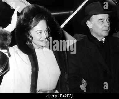 Remarque, Erich Maria, 22.6.1898 - 25.9.1970, auteur/écrivain allemand, avec sa 3ème épouse, Paulette Goddard, (1910-1990), après leur mariage, 1958, Remarque, années 1950, reliant les armes, couple marié, mari, fourrure, cagoule, femme, femme, Banque D'Images