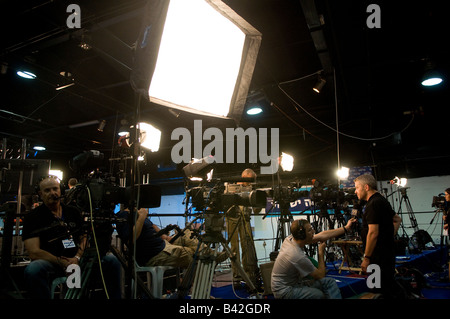 Journaliste de télévision signalé lors d'une conférence de presse, Israël Banque D'Images