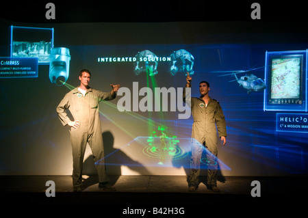Pilote israélien moderne actuelle de la technologie virtual cockpit lors d'une exposition sur la technologie de l'air de Tsahal, Israël Banque D'Images