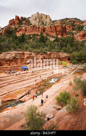 Baigneurs dans un ruisseau proche de la pittoresque ville de Sedona, Arizona, USA. Banque D'Images