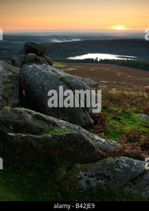 Vue de moutons Tor, Dartmoor, UK, sur réservoir Burrator au coucher du soleil Banque D'Images