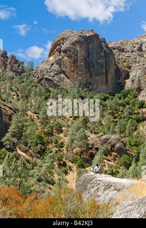 Woman enjoying the view at Pinnacles National Monument. Banque D'Images