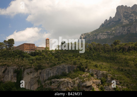 Les montagnes déchiquetées en Catalogne, Espagne, montrant l'abbaye bénédictine de Montserrat, Santa Maria de Montserrat, près de Banque D'Images