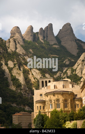 Les montagnes déchiquetées en Catalogne, Espagne, montrant l'abbaye bénédictine de Montserrat, Santa Maria de Montserrat, près de Banque D'Images