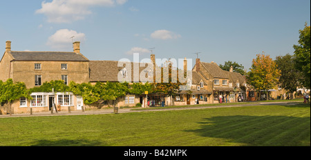 Vue panoramique sur tout le village vert de Broadway dans les Cotswolds Banque D'Images