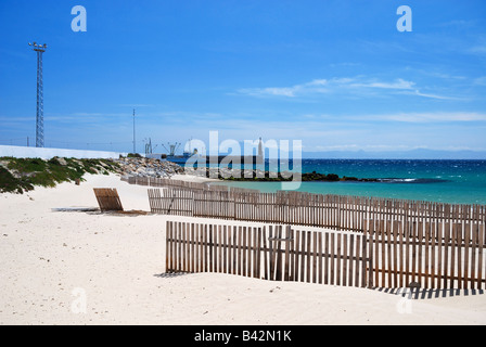 Plage de sable de Tarifa avec du sable en barrières contre le ciel bleu et la mer bleu-vert Banque D'Images