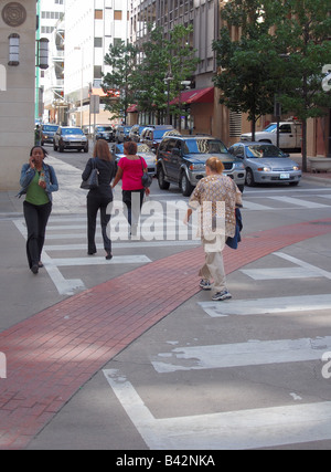 Les gens marcher dans une rue d'une grande ville métropolitaine aux États-Unis Banque D'Images