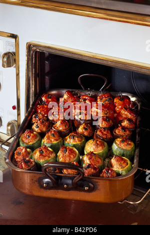 Les tomates farcies, les courgettes et l'aubergine Banque D'Images