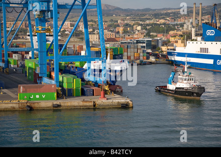 Bateau remorqueur cargo tirant à la mer au Port de Civitavecchia, Italie, le Port de Rome Banque D'Images