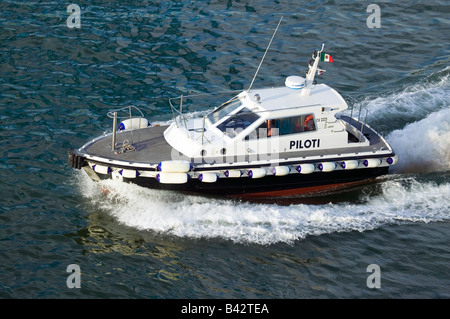 L'escorte de bateaux-pilotes de navire de croisière Port de Port de Civitavecchia, Italie, le Port de Rome Banque D'Images