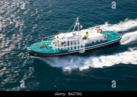 Bateau-pilote escortant Océanie bateau de croisière au départ de port Banque D'Images