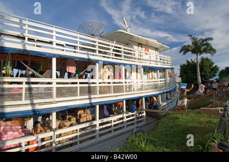 Un ferry public amarré et déchargement de marchandises ou de passagers à l'un des arrêts le long du fleuve Madeira en direction de Manaus. Banque D'Images