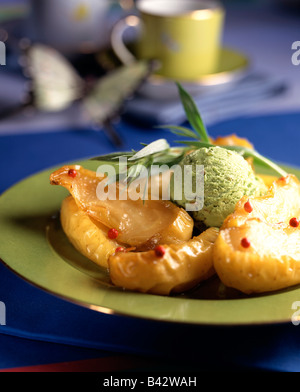 Pommes au four avec crème glacée à la pistache Banque D'Images