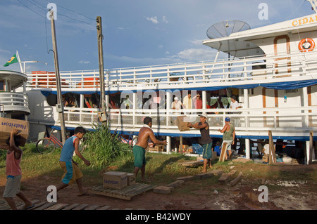 Un ferry public amarré et déchargement de marchandises ou de passagers à l'un des arrêts le long du fleuve Madeira en direction de Manaus. Banque D'Images