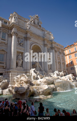 Affichage des touristes Fontana di Trevi situé dans Piazza de Trevi à Rome, Italie Banque D'Images