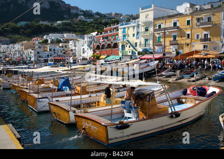 Amarré bateaux dans le port de Marina Grande dans la ville de Capri, une île italienne au large de la péninsule de Sorrente sur la côte sud Banque D'Images