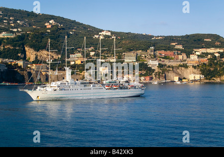 Bateau de croisière en premier plan de la ville de Capri, une île italienne au large de la péninsule de Sorrente dans la partie sud du golfe de Naples, Banque D'Images