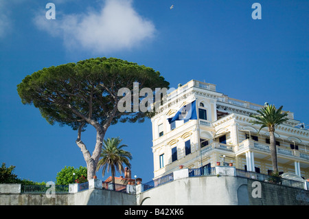 Donnant sur la ville de Capri, une île italienne au large de la péninsule de Sorrente dans la partie sud du golfe de Naples, dans le Banque D'Images