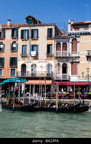 L'hôtel Marconi sur les rives du Grand canal avec gondoles amarrées devant Venise Italie Banque D'Images
