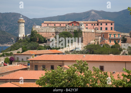 Les toits en tuiles rouges avec phare à Portoferraio, province de Livourne, sur l'île d'Elbe dans l'Archipel Toscan de Banque D'Images